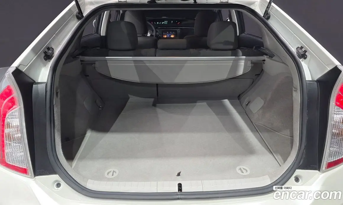 Toyota Prius 2015 1.8 автомат (гидро), фото 19 Toyota Prius 2015 1.8 автомат (гидро), фото 19