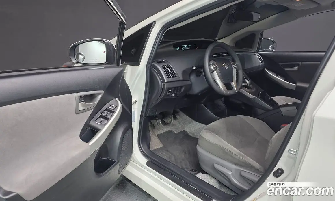 Toyota Prius 2015 1.8 автомат (гидро), фото 10 Toyota Prius 2015 1.8 автомат (гидро), фото 10