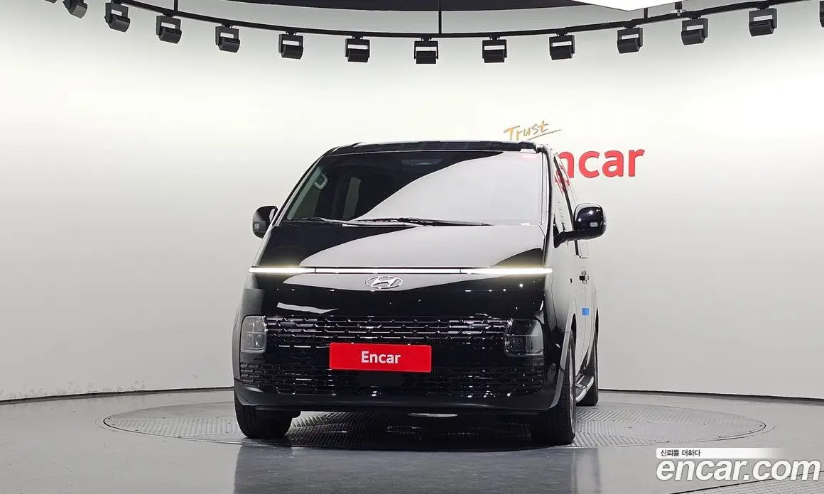 Hyundai Staria 2023 2.2 автомат (гидро), фото 3