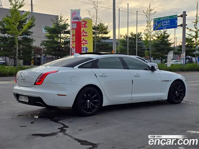 Jaguar XJ 2018 3.0 автомат (гидро), миниатюра 2