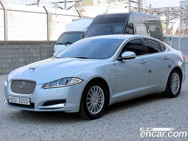 Jaguar XF 2013 2.0 автомат (гидро), миниатюра 2