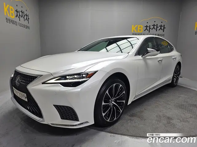 Lexus LS, 2022, 900 км