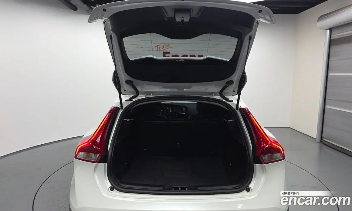 Volvo V40 2019 2.0 автомат (гидро), фото 20 Volvo V40 2019 2.0 автомат (гидро), фото 20