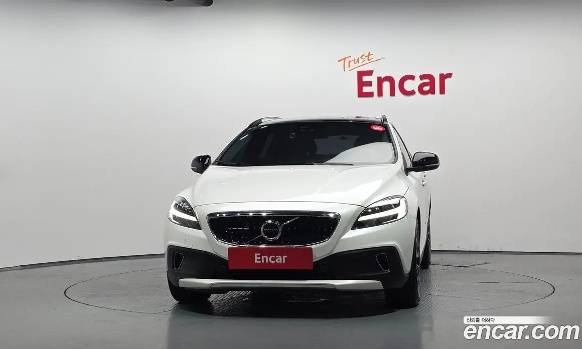 Volvo V40 2019 2.0 автомат (гидро), фото 3 Volvo V40 2019 2.0 автомат (гидро), фото 3