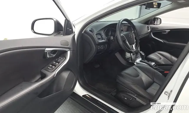 Volvo V40 2019 2.0 автомат (гидро), миниатюра 10 Volvo V40 2019 2.0 автомат (гидро), миниатюра 10