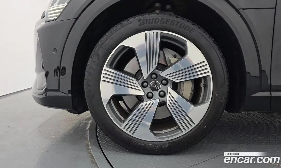 Audi e-tron 2023 0.2 автомат (гидро), фото 5 Audi e-tron 2023 0.2 автомат (гидро), фото 5