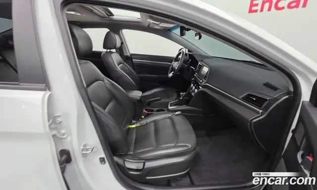 Hyundai Avante 2018 1.6 автомат (гидро), миниатюра 10