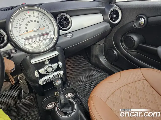 Mini Cooper Convertible 2010 1.6 автомат (гидро), миниатюра 11