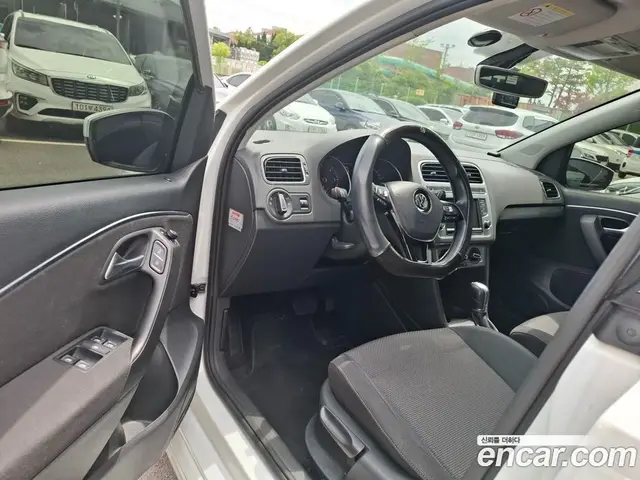 Volkswagen Polo 2015 1.4 автомат (гидро), миниатюра 7