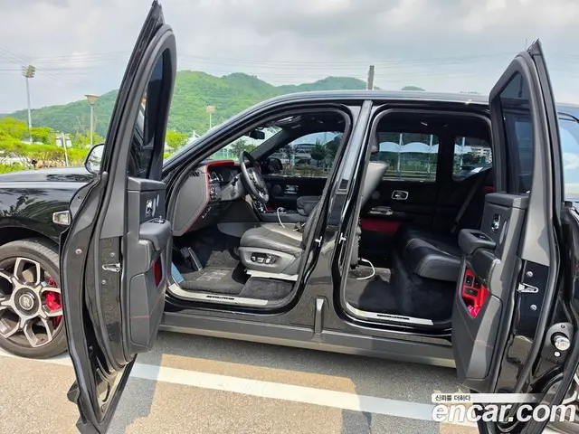 Rolls-Royce Cullinan 2020 6.7 автомат (гидро), миниатюра 5