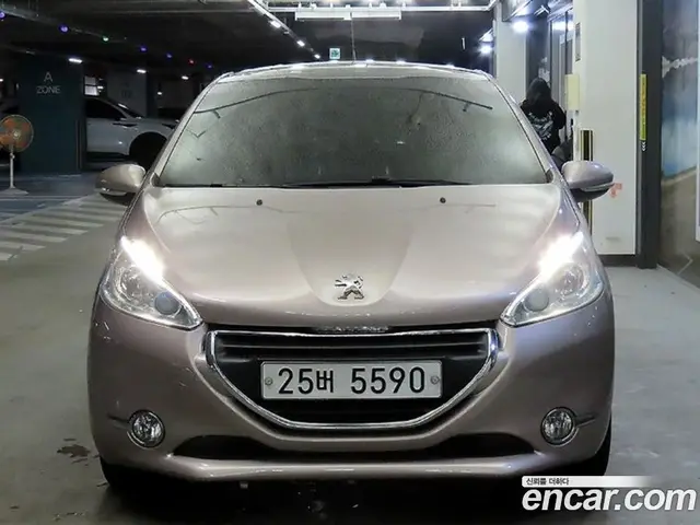Peugeot 208 2013 1.6 автомат (гидро), миниатюра 2