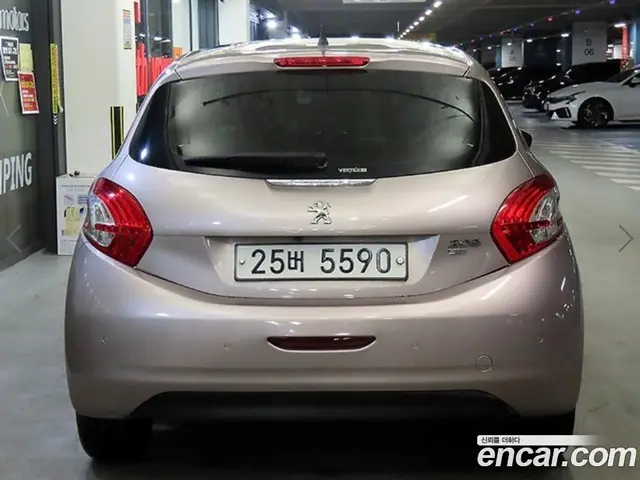 Peugeot 208 2013 1.6 автомат (гидро), миниатюра 5