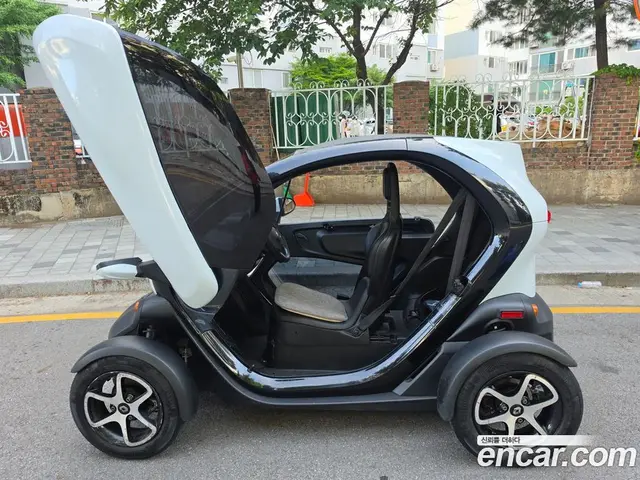 Renault (Samsung) Twizy 2017 0.1 автомат (гидро), миниатюра 7 Renault (Samsung) Twizy 2017 0.1 автомат (гидро), миниатюра 7