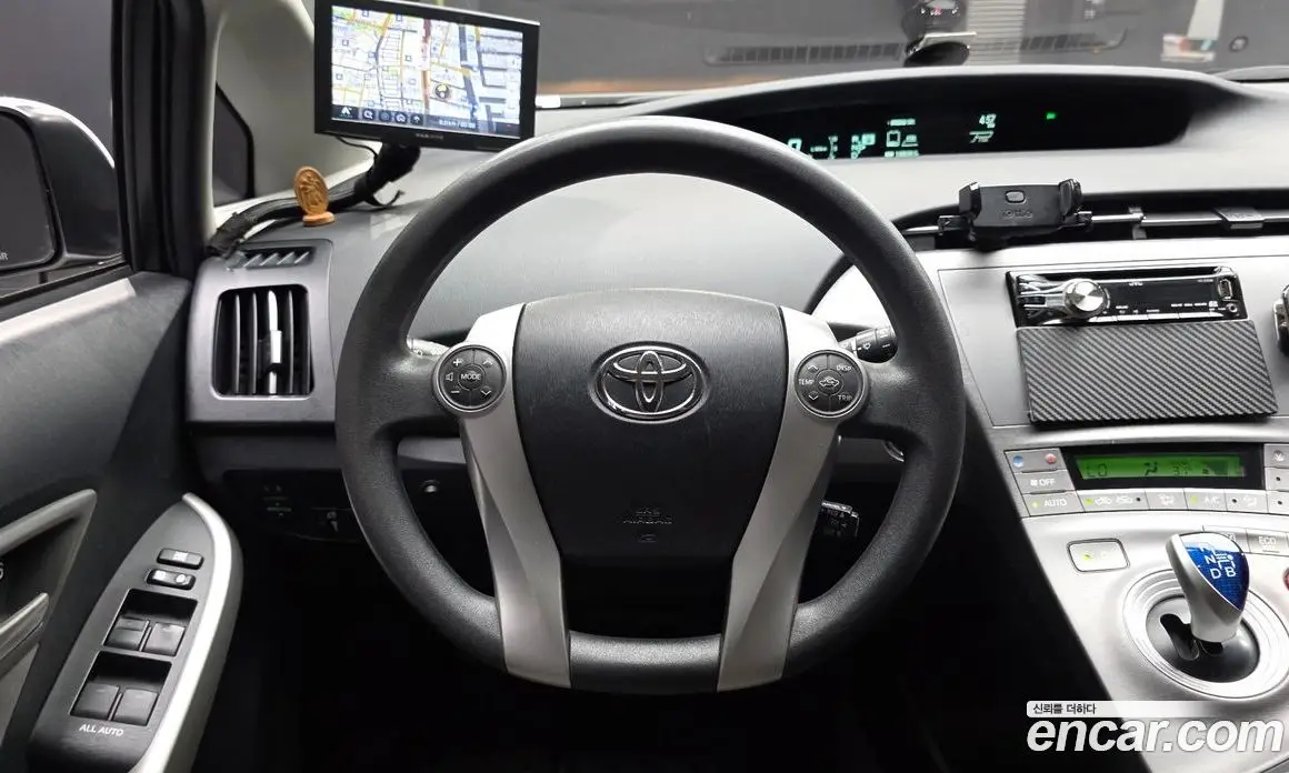 Toyota Prius 2015 1.8 автомат (гидро), фото 13 Toyota Prius 2015 1.8 автомат (гидро), фото 13