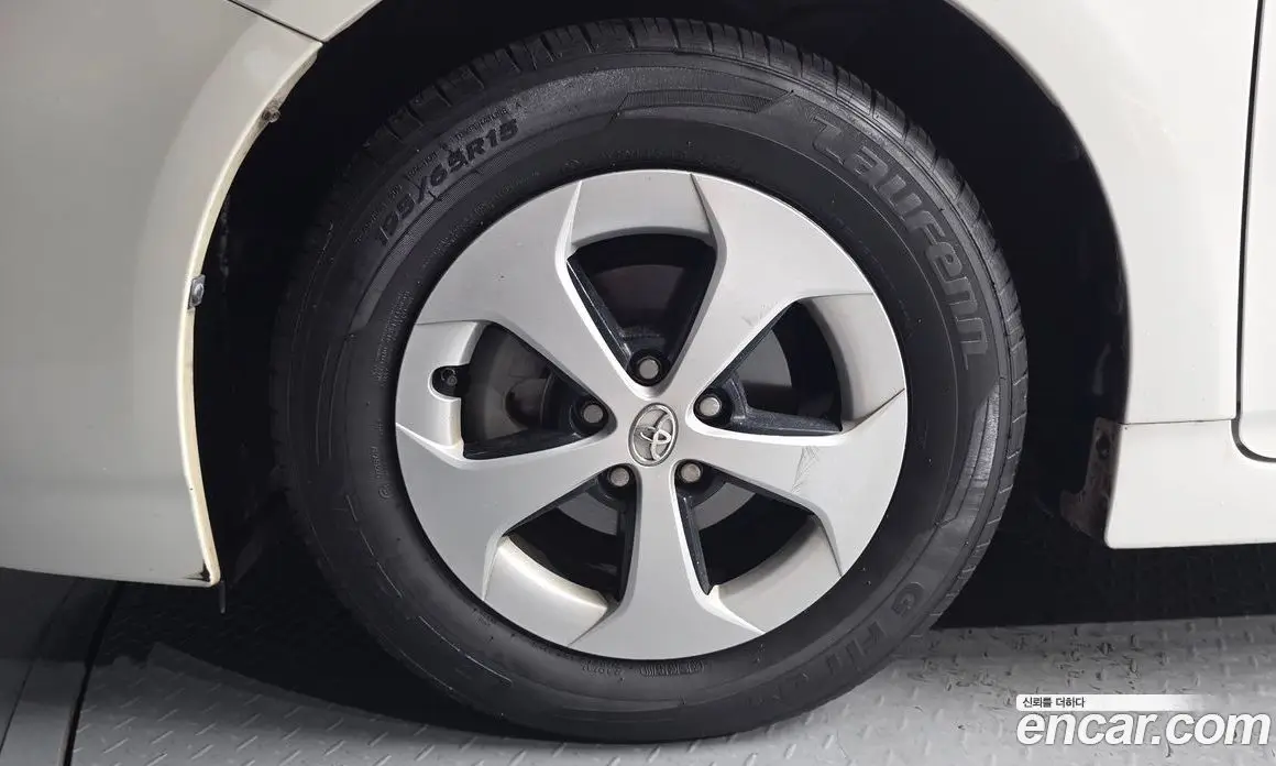 Toyota Prius 2015 1.8 автомат (гидро), фото 5 Toyota Prius 2015 1.8 автомат (гидро), фото 5