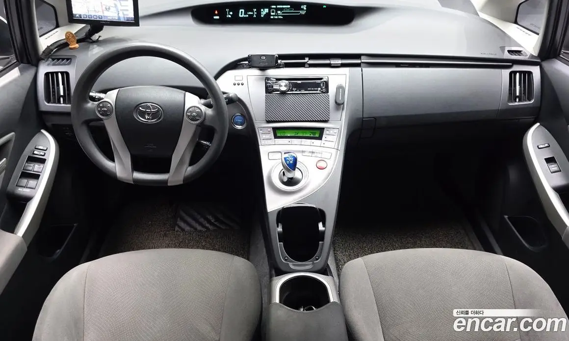 Toyota Prius 2015 1.8 автомат (гидро), фото 7 Toyota Prius 2015 1.8 автомат (гидро), фото 7