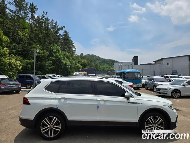 Volkswagen Tiguan 2023 2.0 автомат (гидро), миниатюра 3