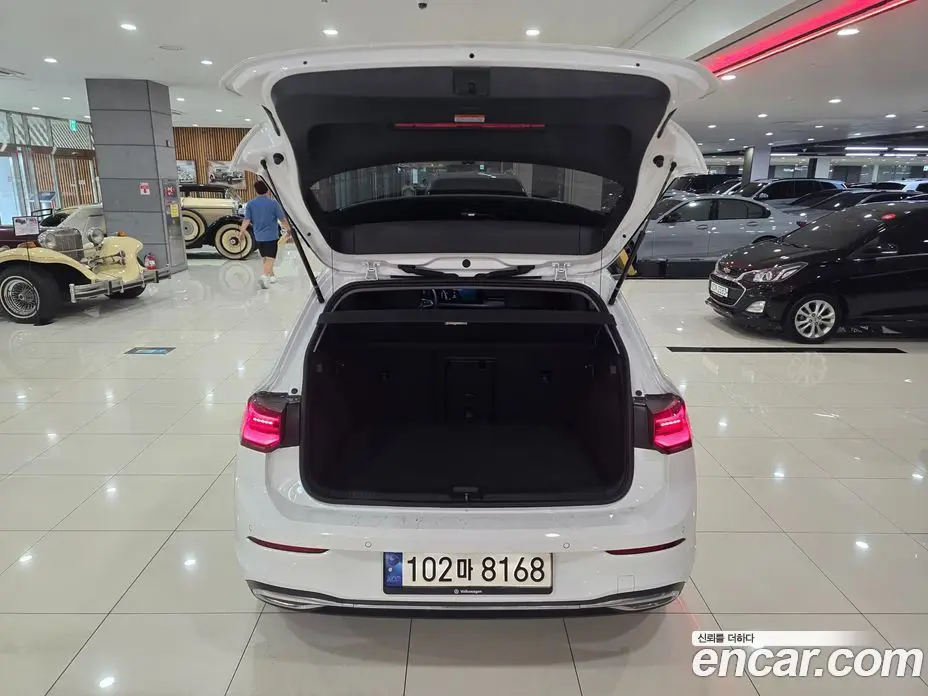 Volkswagen Golf 2023 2.0 автомат (гидро), фото 18 Volkswagen Golf 2023 2.0 автомат (гидро), фото 18