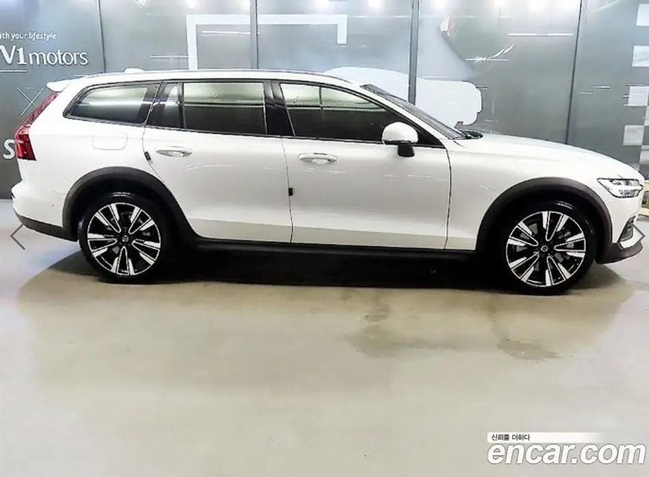 Volvo V60 2023 2.0 автомат (гидро), фото 3