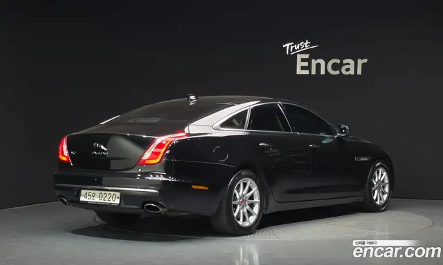 Jaguar XJ 2016 2.0 автомат (гидро), миниатюра 2