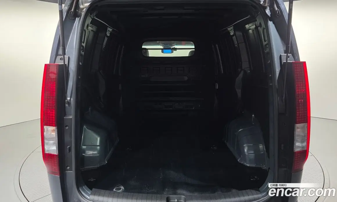 Hyundai Staria 2023 2.2 автомат (гидро), фото 13