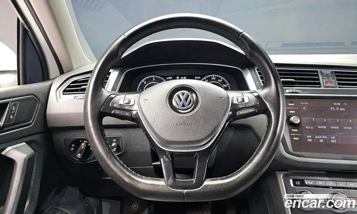 Volkswagen Tiguan 2018 2.0 автомат (гидро), фото 13