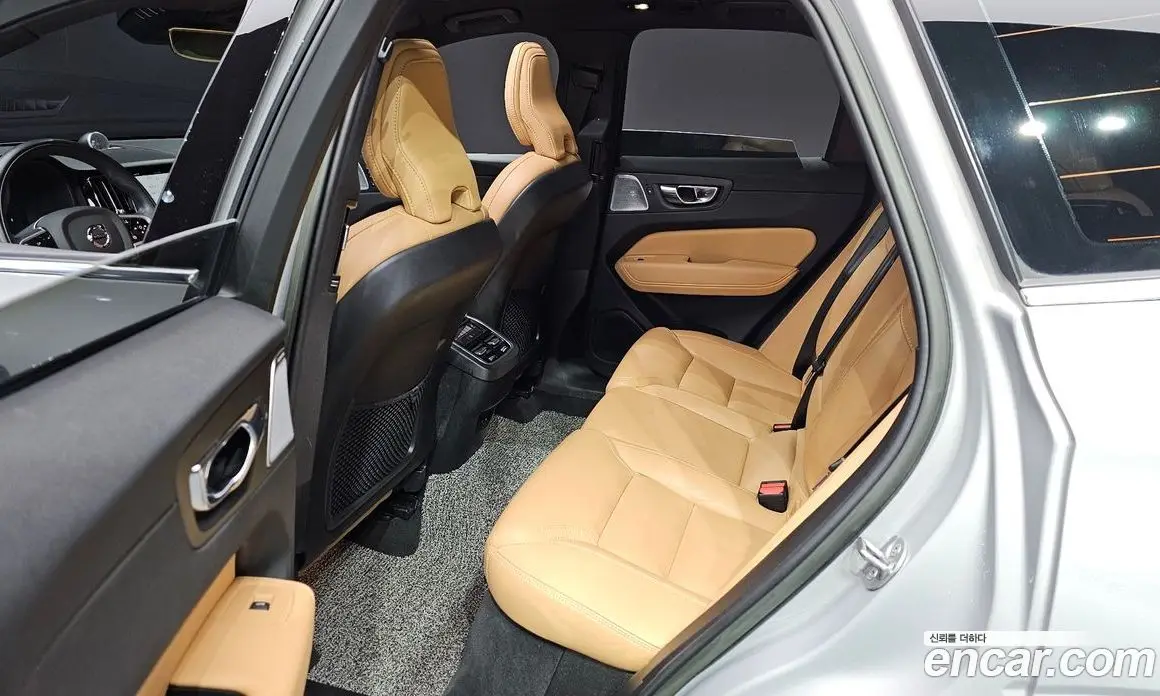 Volvo XC60 2022 2.0 автомат (гидро), фото 17