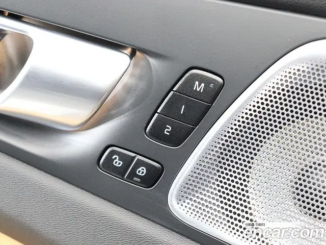 Volvo XC60 2024 2.0 автомат (гидро), миниатюра 11