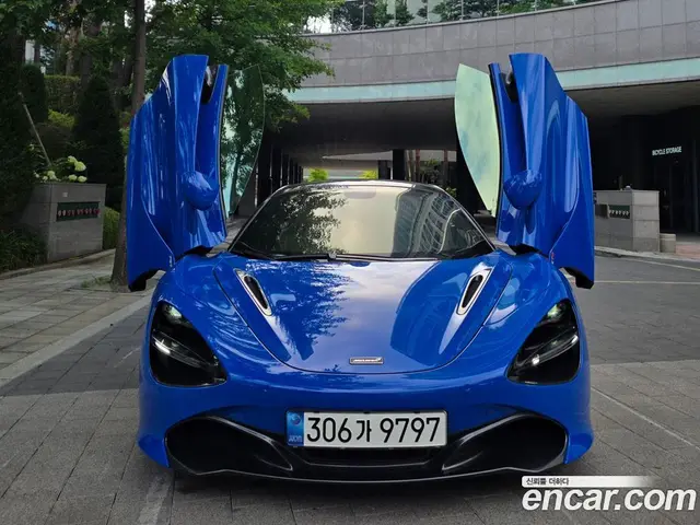 McLaren 720S 2022 4.0 автомат (гидро), миниатюра 3