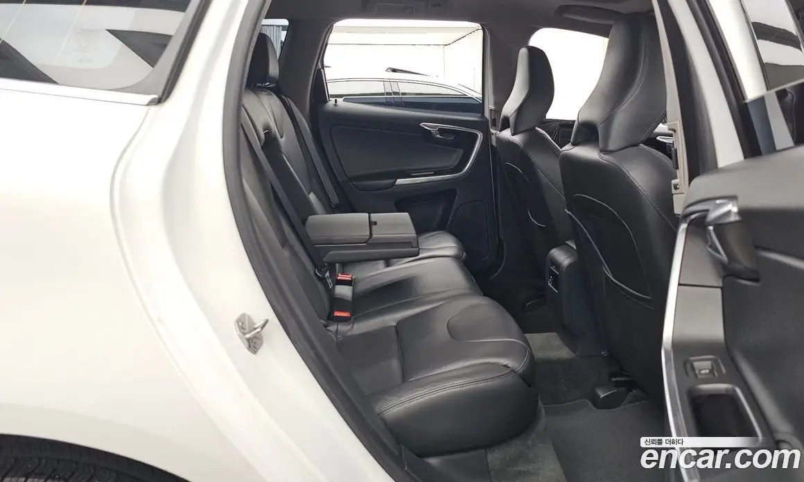 Volvo XC60 2015 2.0 автомат (гидро), фото 12 Volvo XC60 2015 2.0 автомат (гидро), фото 12