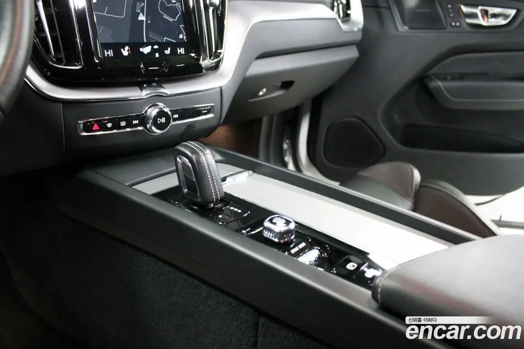 Volvo XC60 2021 2.0 автомат (гидро), фото 17