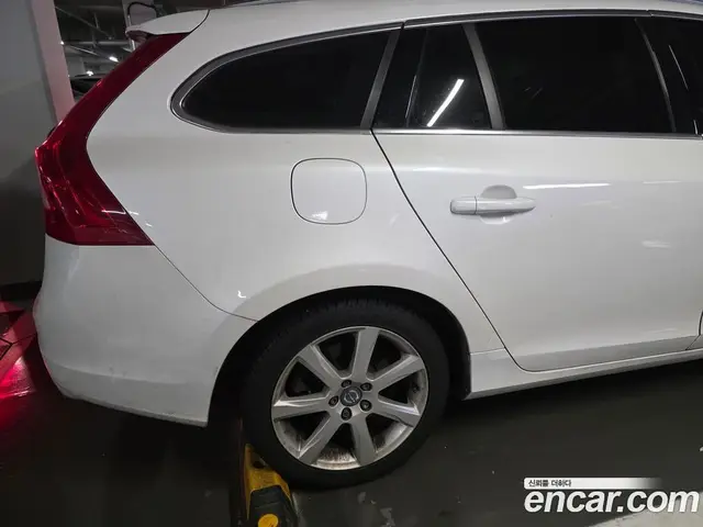 Volvo V60 2017 2.0 автомат (гидро), миниатюра 3 Volvo V60 2017 2.0 автомат (гидро), миниатюра 3