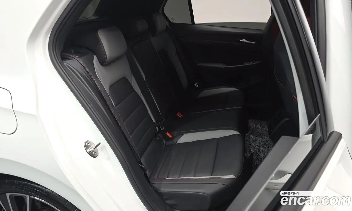 Volkswagen Golf 2023 2.0 автомат (гидро), фото 11