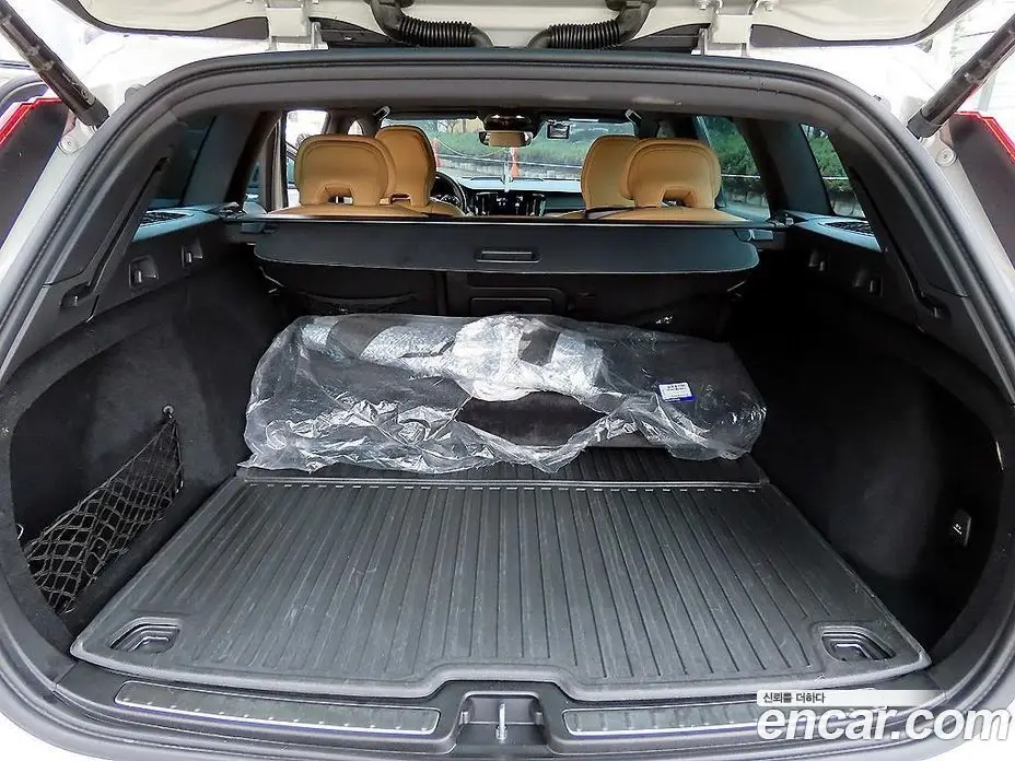 Volvo V60 2021 2.0 автомат (гидро), фото 17