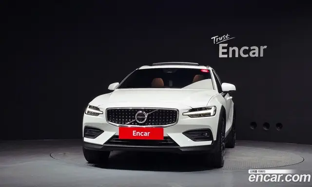 Volvo V60 2025 2.0 автомат (гидро), миниатюра 3