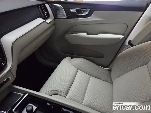 Volvo XC60 2025 2.0 автомат (гидро), миниатюра 12