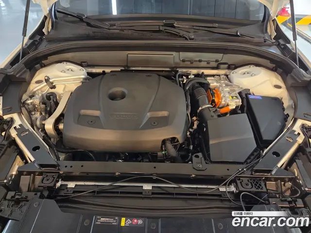 Volvo XC60 2025 2.0 автомат (гидро), миниатюра 6
