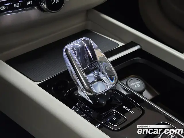 Volvo XC60 2025 2.0 автомат (гидро), миниатюра 9