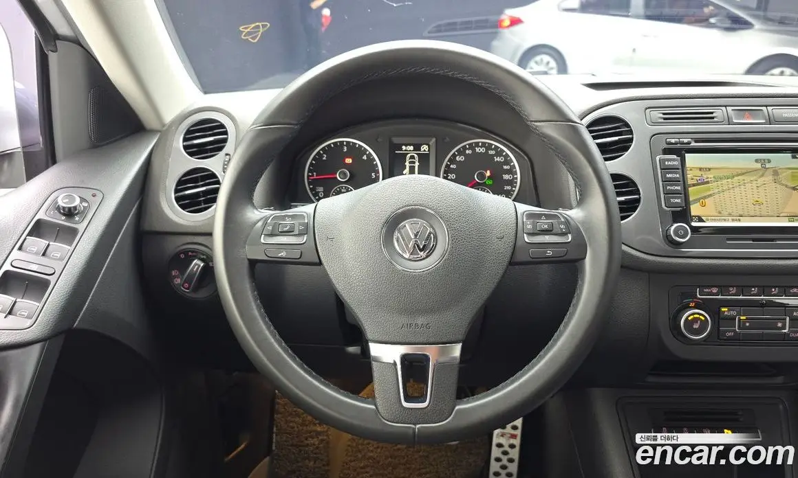 Volkswagen Tiguan 2012 2.0 автомат (гидро), фото 13