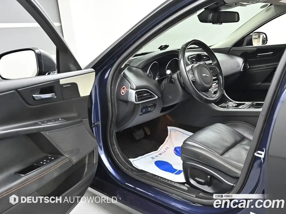 Jaguar XE 2015 2.0 автомат (гидро), фото 11 Jaguar XE 2015 2.0 автомат (гидро), фото 11