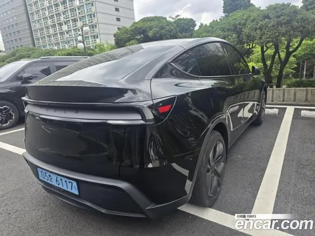 Tesla Model Y 2025 автомат (гидро), миниатюра 3