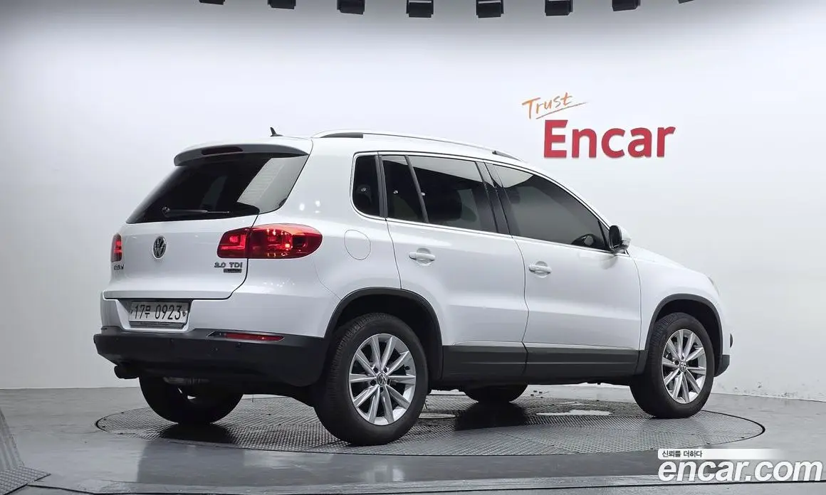 Volkswagen Tiguan 2015 2.0 автомат (гидро), фото 2 Volkswagen Tiguan 2015 2.0 автомат (гидро), фото 2