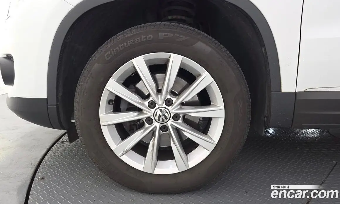 Volkswagen Tiguan 2015 2.0 автомат (гидро), фото 5 Volkswagen Tiguan 2015 2.0 автомат (гидро), фото 5