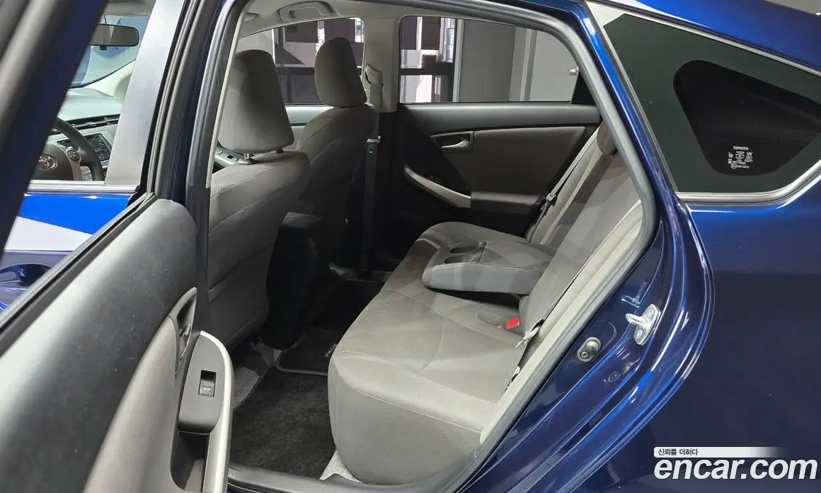 Toyota Prius 2012 1.8 автомат (гидро), фото 12 Toyota Prius 2012 1.8 автомат (гидро), фото 12