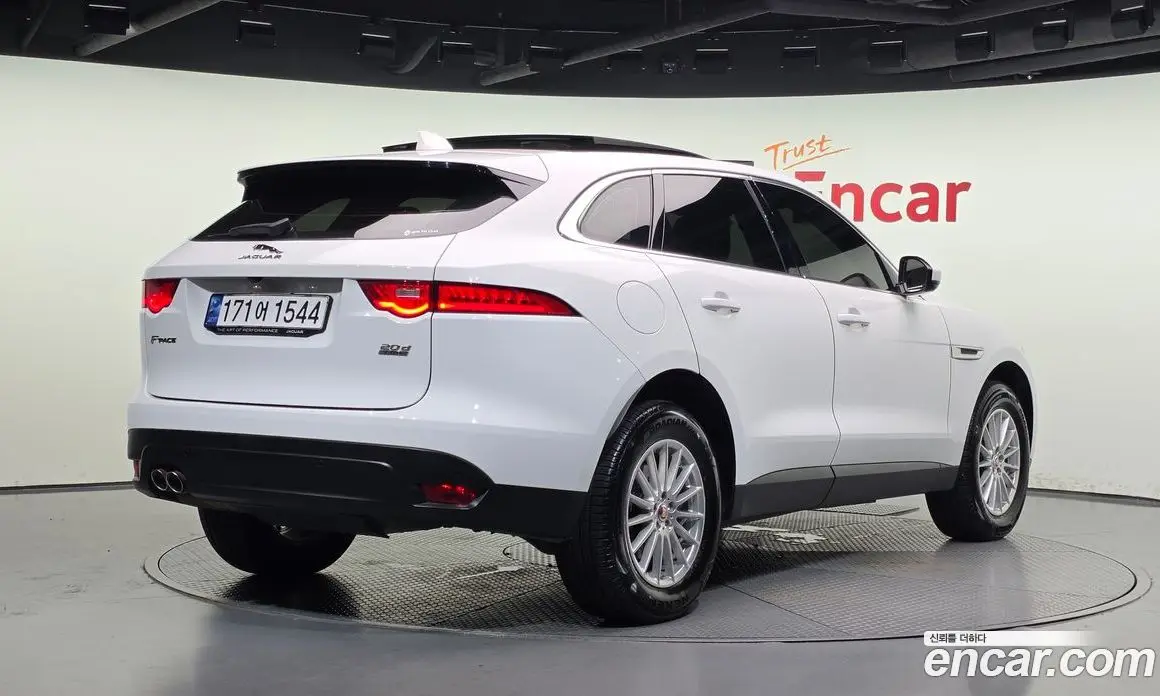 Jaguar F-Pace 2017 2.0 автомат (гидро), фото 2 Jaguar F-Pace 2017 2.0 автомат (гидро), фото 2