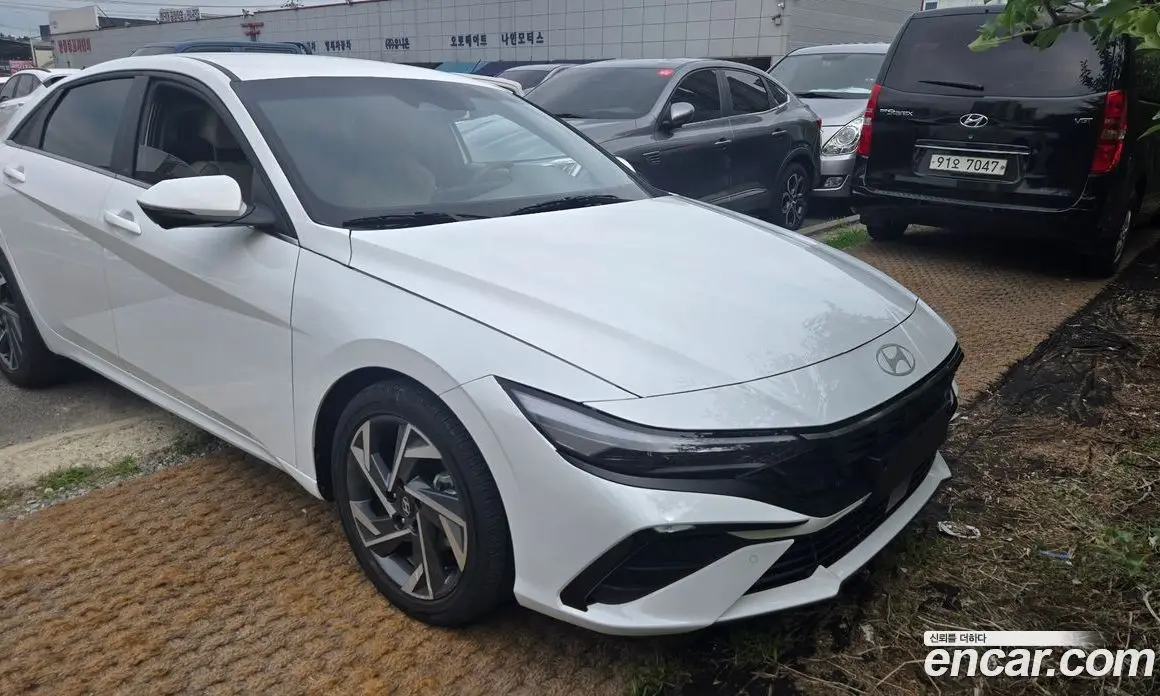Hyundai Avante 2023 1.6 автомат (гидро), фото 3