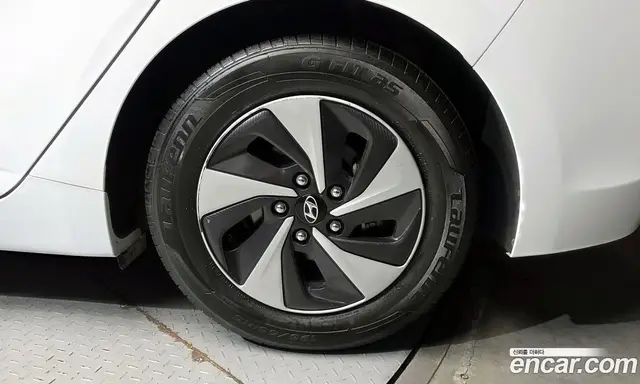 Hyundai Ioniq 2018 1.6 автомат (гидро), миниатюра 5 Hyundai Ioniq 2018 1.6 автомат (гидро), миниатюра 5