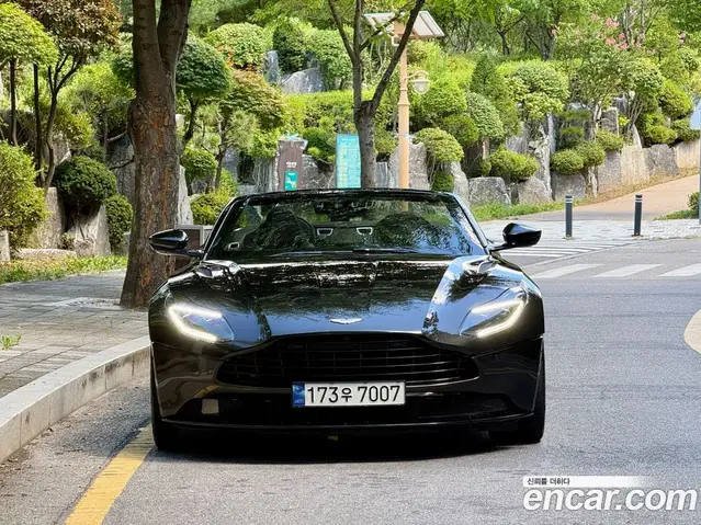 Aston Martin DB11 2023 4.0 автомат (гидро), миниатюра 2