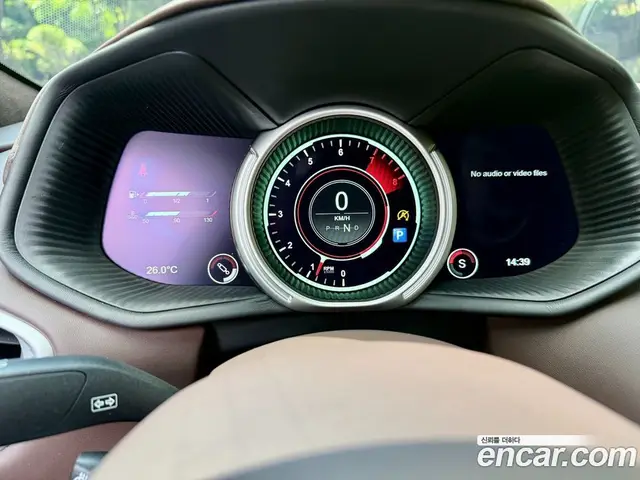 Aston Martin DB11 2023 4.0 автомат (гидро), миниатюра 11
