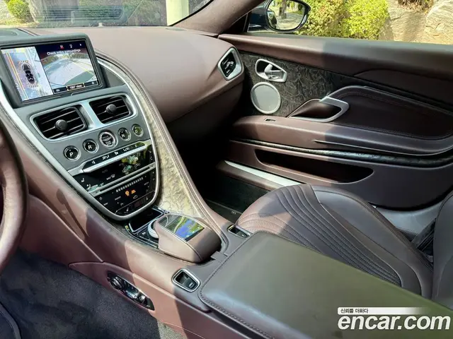 Aston Martin DB11 2023 4.0 автомат (гидро), миниатюра 12